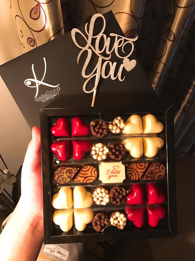 Được tặng socola xịn mà mở hộp ra nhão nhoẹt như bùn, cô gái trẻ xém xỉu khi chủ shop tuyên bố bạn gửi lại mình ăn cho