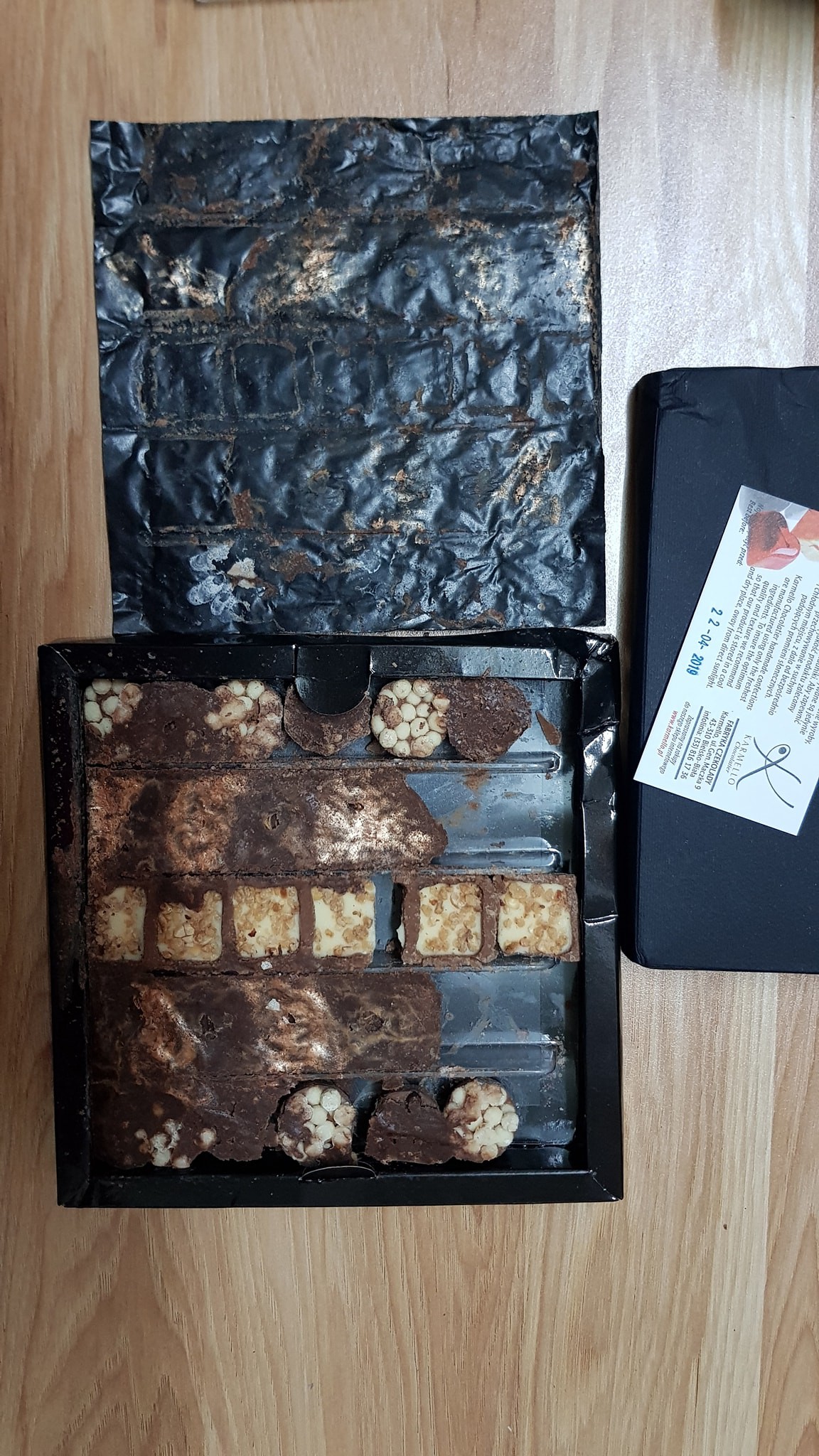 Được tặng socola xịn mà mở hộp ra nhão nhoẹt như bùn, cô gái trẻ xém xỉu khi chủ shop tuyên bố bạn gửi lại mình ăn cho