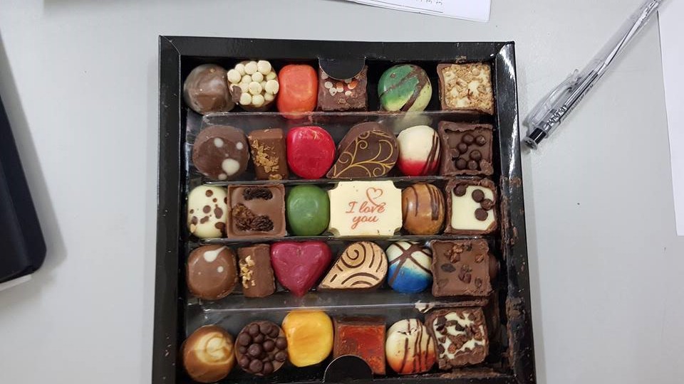 Được tặng socola xịn mà mở hộp ra nhão nhoẹt như bùn, cô gái trẻ xém xỉu khi chủ shop tuyên bố bạn gửi lại mình ăn cho