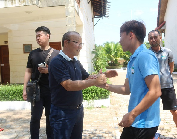 HAGL 1-2 TP.HCM: Hoàng Thịnh và Vinicius kéo HAGL trở lại mặt đất