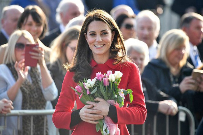 Công nương Kate gây bất ngờ khi trổ tài đá bóng điêu luyện, kết hợp ăn ý với chồng trong chuyến công du khiến người dùng mạng phát sốt