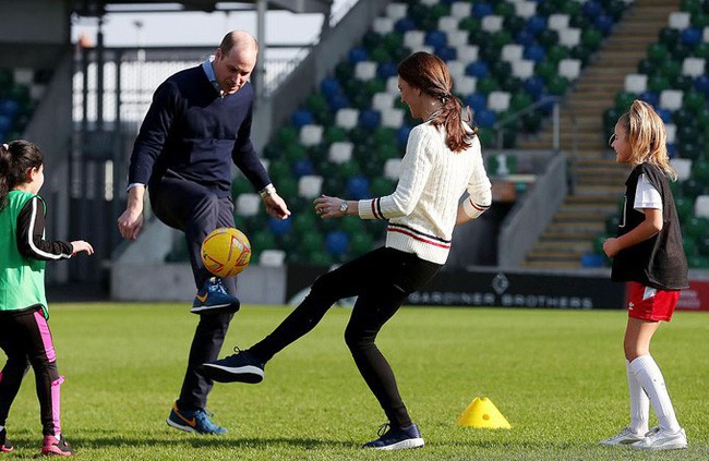 Công nương Kate gây bất ngờ khi trổ tài đá bóng điêu luyện, kết hợp ăn ý với chồng trong chuyến công du khiến người dùng mạng phát sốt