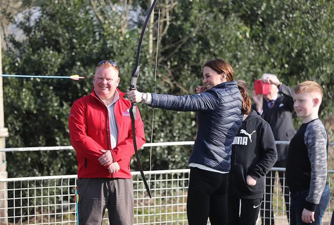 Công nương Kate gây bất ngờ khi trổ tài đá bóng điêu luyện, kết hợp ăn ý với chồng trong chuyến công du khiến người dùng mạng phát sốt