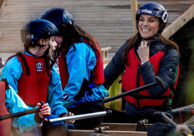 Công nương Kate gây bất ngờ khi trổ tài đá bóng điêu luyện, kết hợp ăn ý với chồng trong chuyến công du khiến người dùng mạng phát sốt