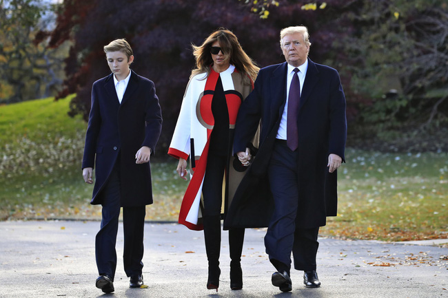 Cậu út nhà Tổng thống Donald Trump: Vẻ ngoài sáng láng như tài tử, gu thời trang chỉn chu lịch lãm ngay từ khi còn nhỏ xíu Cậu út nhà Tổng thống Donald Trump: Vẻ ngoài sáng láng như tài tử, gu thời trang chỉn chu lịch lãm ngay từ khi còn nhỏ xíu