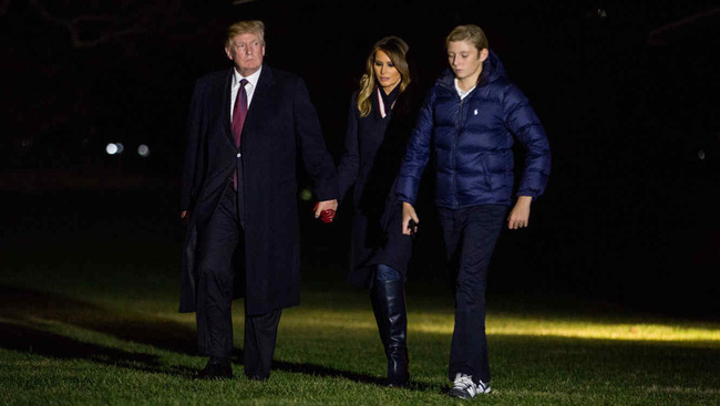Cậu út nhà Tổng thống Donald Trump: Vẻ ngoài sáng láng như tài tử, gu thời trang chỉn chu lịch lãm ngay từ khi còn nhỏ xíu Cậu út nhà Tổng thống Donald Trump: Vẻ ngoài sáng láng như tài tử, gu thời trang chỉn chu lịch lãm ngay từ khi còn nhỏ xíu