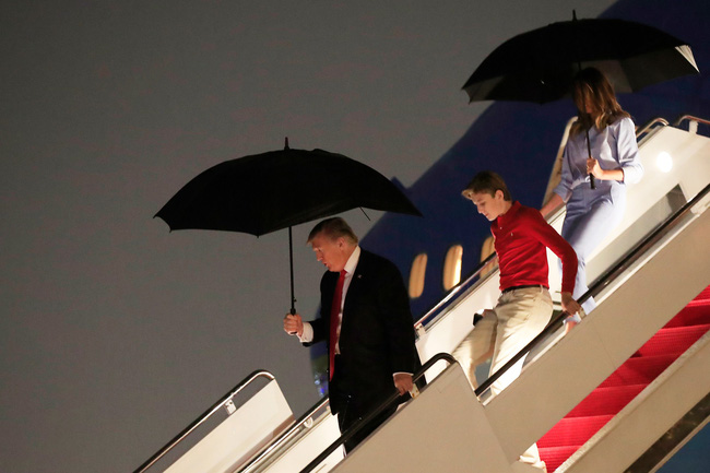 Cậu út nhà Tổng thống Donald Trump: Vẻ ngoài sáng láng như tài tử, gu thời trang chỉn chu lịch lãm ngay từ khi còn nhỏ xíu Cậu út nhà Tổng thống Donald Trump: Vẻ ngoài sáng láng như tài tử, gu thời trang chỉn chu lịch lãm ngay từ khi còn nhỏ xíu