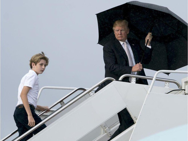 Cậu út nhà Tổng thống Donald Trump: Vẻ ngoài sáng láng như tài tử, gu thời trang chỉn chu lịch lãm ngay từ khi còn nhỏ xíu Cậu út nhà Tổng thống Donald Trump: Vẻ ngoài sáng láng như tài tử, gu thời trang chỉn chu lịch lãm ngay từ khi còn nhỏ xíu