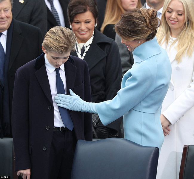 Cậu út nhà Tổng thống Donald Trump: Vẻ ngoài sáng láng như tài tử, gu thời trang chỉn chu lịch lãm ngay từ khi còn nhỏ xíu Cậu út nhà Tổng thống Donald Trump: Vẻ ngoài sáng láng như tài tử, gu thời trang chỉn chu lịch lãm ngay từ khi còn nhỏ xíu