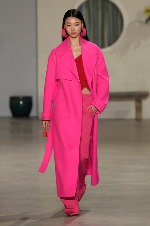 Xu hướng túi xách hàng hiệu chỉ đựng được Airpod đang lên ngôi