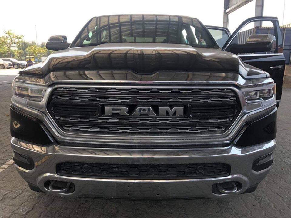 Ram 1500 Limited hàng hiếm giá 4,5 tỷ đồng cập cảng Việt Nam - xe độc cho khách Việt không thích Ford F-150 Raptor Ram 1500 Limited hàng hiếm giá 4,5 tỷ đồng cập cảng Việt Nam - xe độc cho khách Việt không thích Ford F-150 Raptor