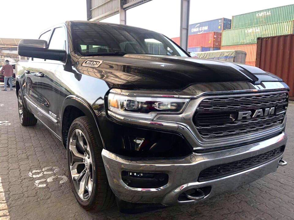 Ram 1500 Limited hàng hiếm giá 4,5 tỷ đồng cập cảng Việt Nam - xe độc cho khách Việt không thích Ford F-150 Raptor