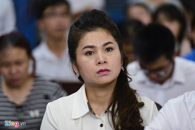 Hoãn phiên tòa ly hôn, làm rõ 2.102 tỷ phía ông Vũ phản tố Hoãn phiên tòa ly hôn, làm rõ 2.102 tỷ phía ông Vũ phản tố