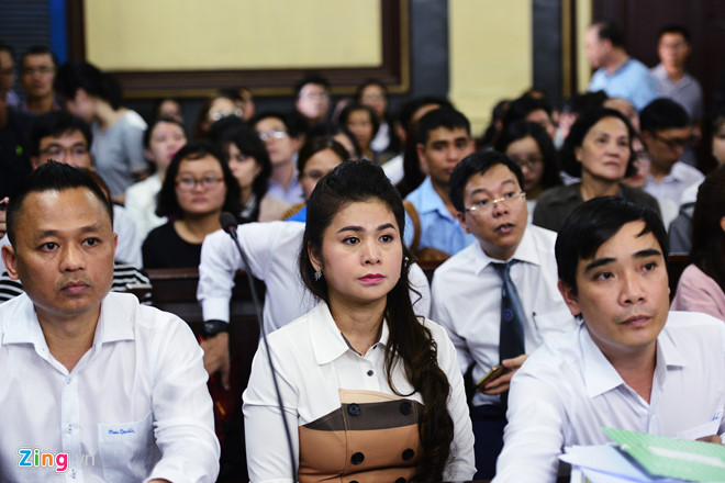 Hoãn phiên tòa ly hôn, làm rõ 2.102 tỷ phía ông Vũ phản tố Hoãn phiên tòa ly hôn, làm rõ 2.102 tỷ phía ông Vũ phản tố