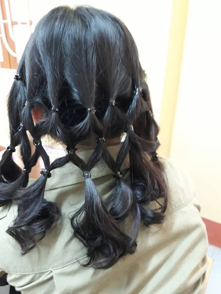 Dân mạng lại rục rịch bắt trend tết tóc đuôi sam cực kì công được sáng tạo bởi những bộ não không giới hạn của hội học sinh