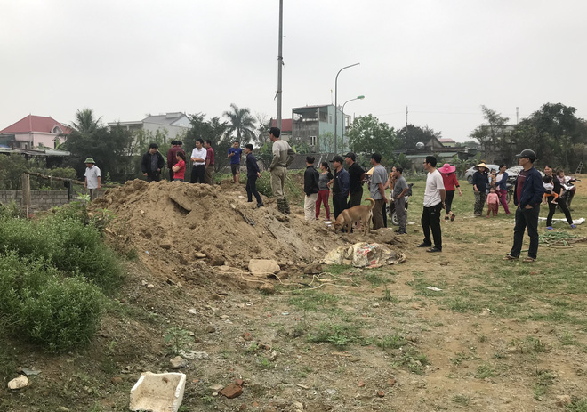 Quơ tay nắm được cả chục con ruồi, dân vây lò mổ lợn