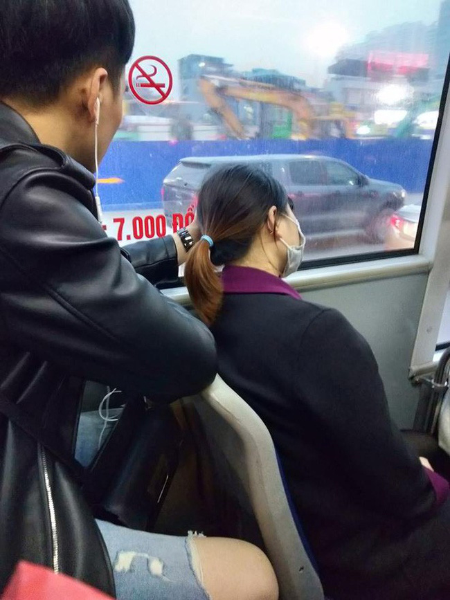 Cô gái ngủ quên trên xe buýt bị chụp trộm ảnh, nhưng bàn tay ngôn tình của chàng trai ghế sau mới khiến dân mạng thả tim