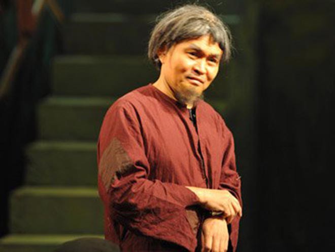 Nhà toàn nội thất cổ kính, nhưng Xuân Hinh là tay chơi hàng hiệu khét tiếng