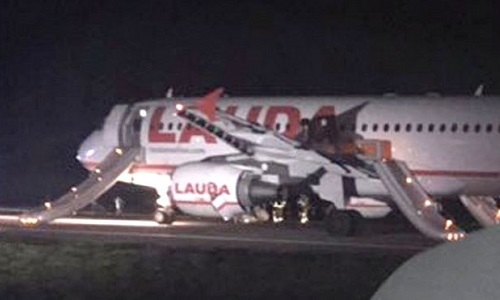 Máy bay chở khách Anh nổ động cơ giữa đường băng