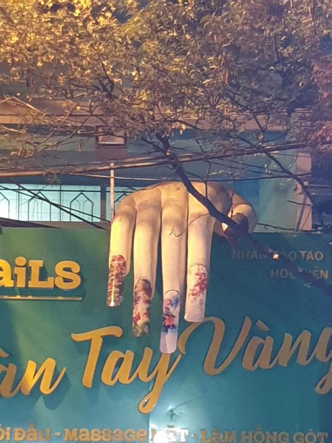 Đi ăn về đêm hôm, cô gái sởn tóc gáy phát hiện bàn tay có móng dài ngoằng thò ra từ bên kia đường