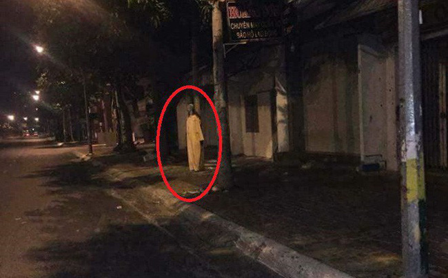 Đi ăn về đêm hôm, cô gái sởn tóc gáy phát hiện bàn tay có móng dài ngoằng thò ra từ bên kia đường