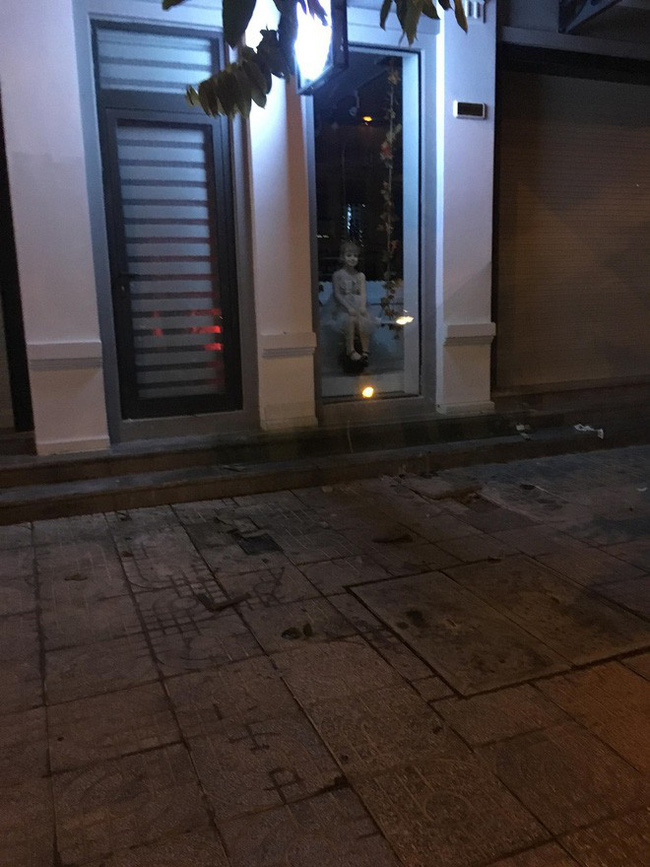 Đi ăn về đêm hôm, cô gái sởn tóc gáy phát hiện bàn tay có móng dài ngoằng thò ra từ bên kia đường