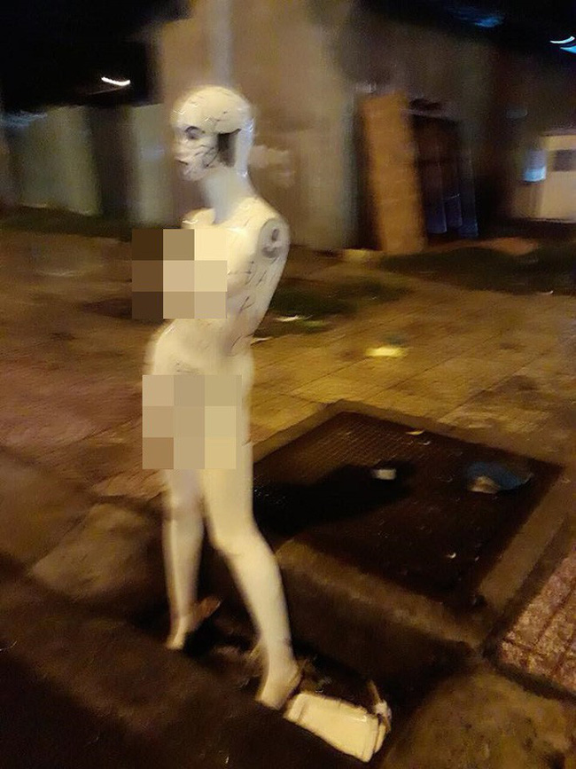 Đi ăn về đêm hôm, cô gái sởn tóc gáy phát hiện bàn tay có móng dài ngoằng thò ra từ bên kia đường