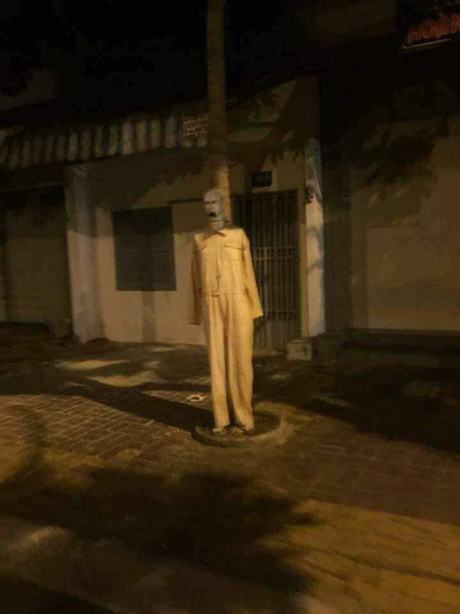 Đi ăn về đêm hôm, cô gái sởn tóc gáy phát hiện bàn tay có móng dài ngoằng thò ra từ bên kia đường