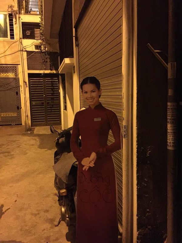 Đi ăn về đêm hôm, cô gái sởn tóc gáy phát hiện bàn tay có móng dài ngoằng thò ra từ bên kia đường