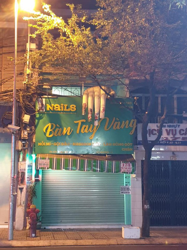 Đi ăn về đêm hôm, cô gái sởn tóc gáy phát hiện bàn tay có móng dài ngoằng thò ra từ bên kia đường