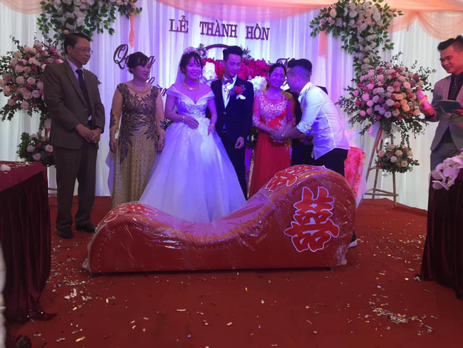 Vác ghế tình yêu đến tặng đôi bạn thân trong ngày cưới, anh chàng khiến tất cả khách mời ngượng chín mặt