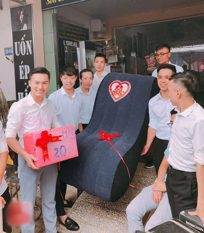 Vác ghế tình yêu đến tặng đôi bạn thân trong ngày cưới, anh chàng khiến tất cả khách mời ngượng chín mặt