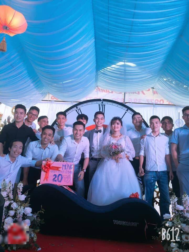 Vác ghế tình yêu đến tặng đôi bạn thân trong ngày cưới, anh chàng khiến tất cả khách mời ngượng chín mặt