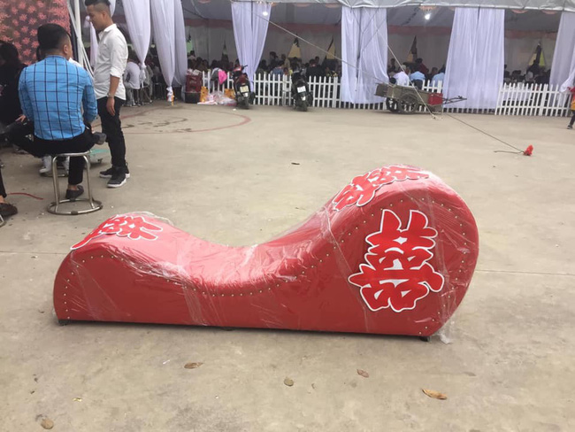 Vác ghế tình yêu đến tặng đôi bạn thân trong ngày cưới, anh chàng khiến tất cả khách mời ngượng chín mặt