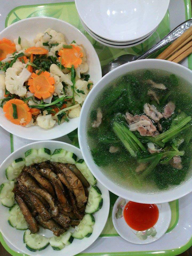 Cặm cụi tỉa hoa cho mâm cơm đẹp mắt, dâu mới chẳng được mẹ chồng khen một câu mà lại bị mắng vì lý do này