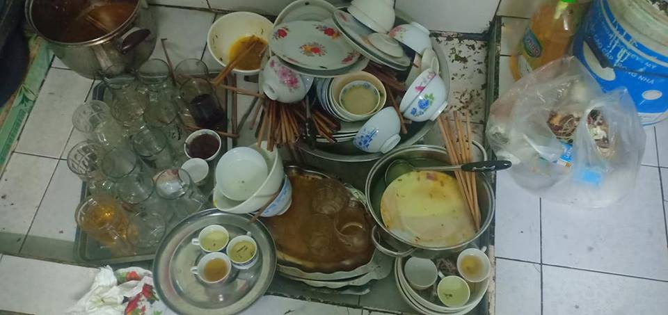 Ấm ức kể khổ khi phải rửa bát một mình, vợ trẻ chưng hửng khi thấy phản ứng của hội chị em