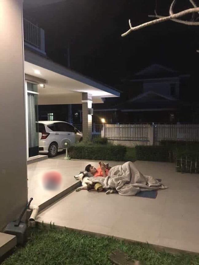 Vợ trẻ ấm ức tố nửa đêm chồng ra sân ôm bồ ngủ, nhưng căn nhà rộng thênh thang giàu sang mới chiếm spotlight