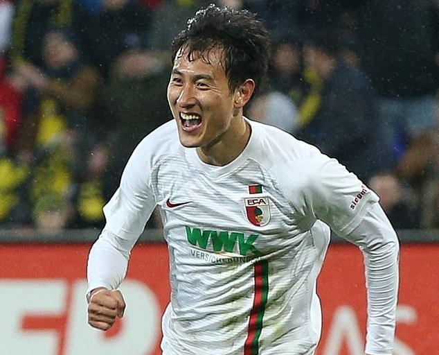 Augsburg 2-1 Dortmund: Thua sốc, Dortmund nguy cơ mất ngôi đầu vào tay Bayern Munich