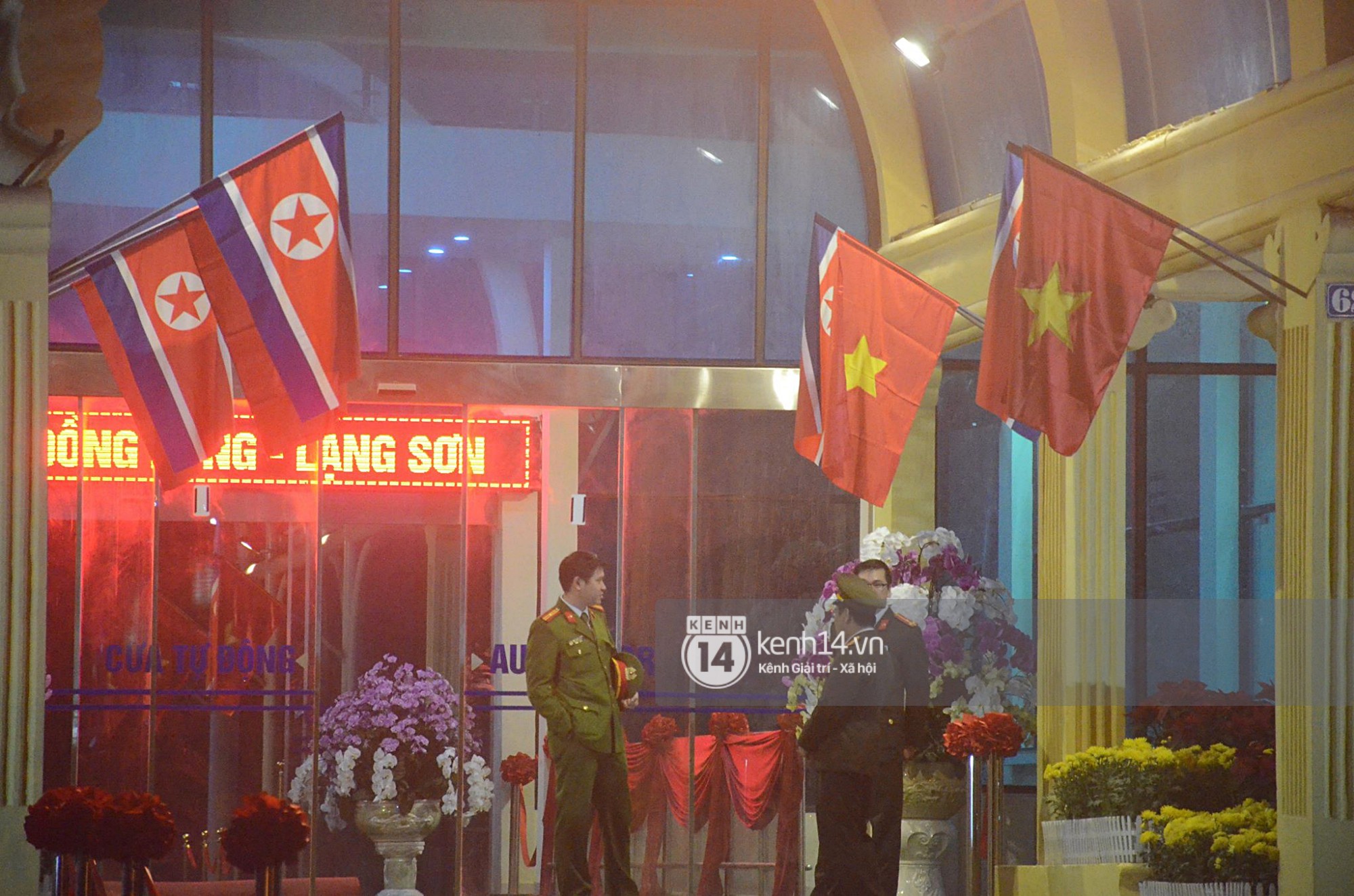 Phóng viên đội mưa, dùng thang khung nhận chỗ trước ga Đồng Đăng chờ ghi hình thời điểm Chủ tịch Kim Jong-un về nước