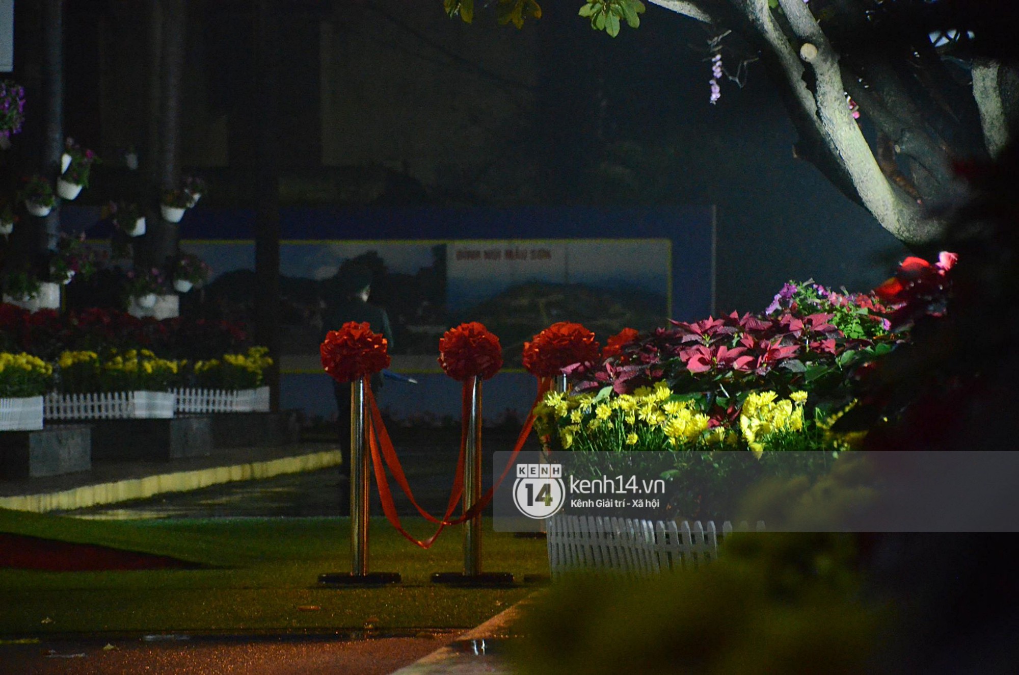 Phóng viên đội mưa, dùng thang khung nhận chỗ trước ga Đồng Đăng chờ ghi hình thời điểm Chủ tịch Kim Jong-un về nước