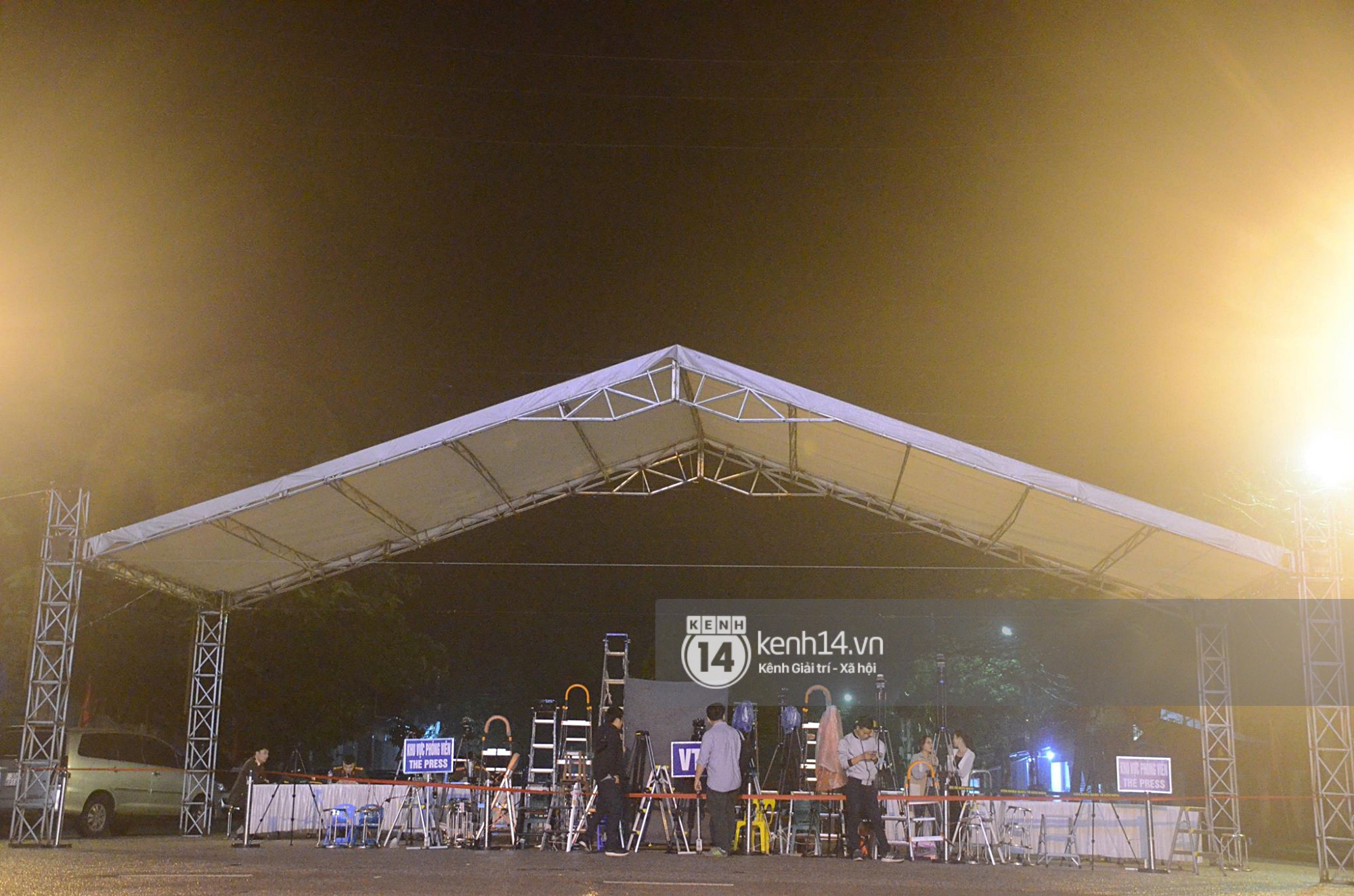 Phóng viên đội mưa, dùng thang khung nhận chỗ trước ga Đồng Đăng chờ ghi hình thời điểm Chủ tịch Kim Jong-un về nước