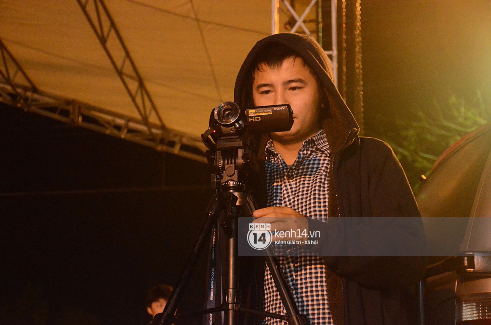 Phóng viên đội mưa, dùng thang khung nhận chỗ trước ga Đồng Đăng chờ ghi hình thời điểm Chủ tịch Kim Jong-un về nước