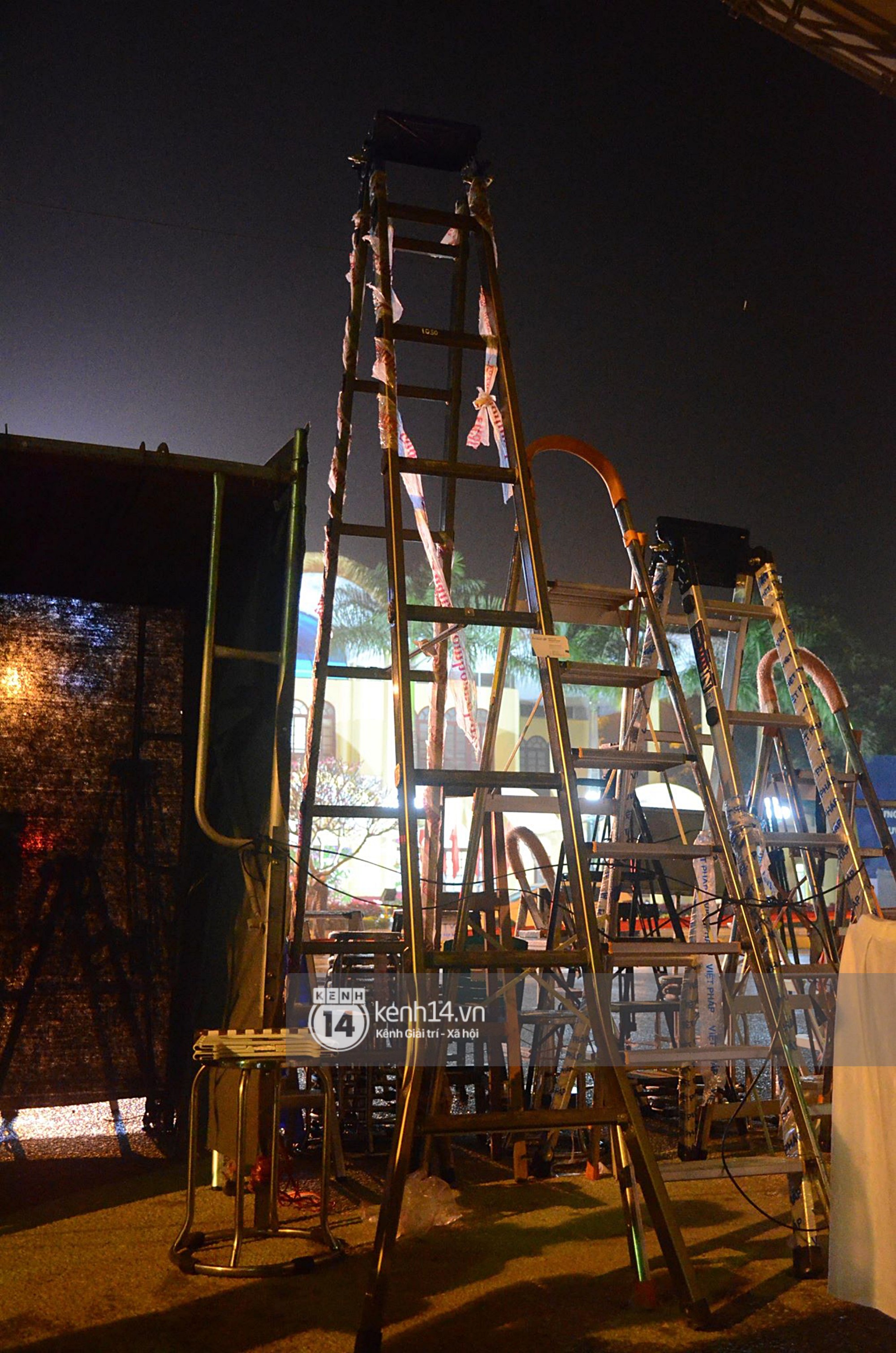 Phóng viên đội mưa, dùng thang khung nhận chỗ trước ga Đồng Đăng chờ ghi hình thời điểm Chủ tịch Kim Jong-un về nước