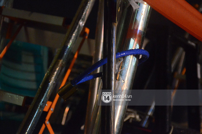 Phóng viên đội mưa, dùng thang khung nhận chỗ trước ga Đồng Đăng chờ ghi hình thời điểm Chủ tịch Kim Jong-un về nước