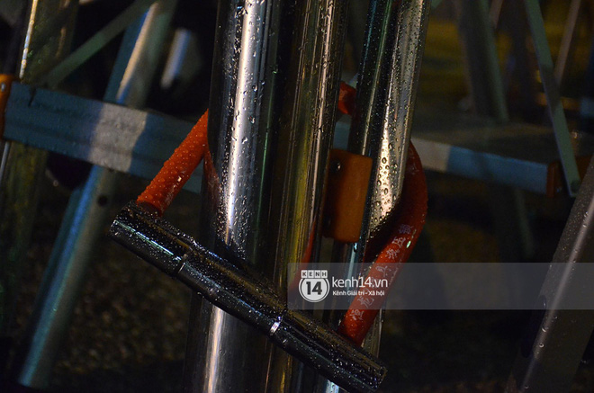 Phóng viên đội mưa, dùng thang khung nhận chỗ trước ga Đồng Đăng chờ ghi hình thời điểm Chủ tịch Kim Jong-un về nước