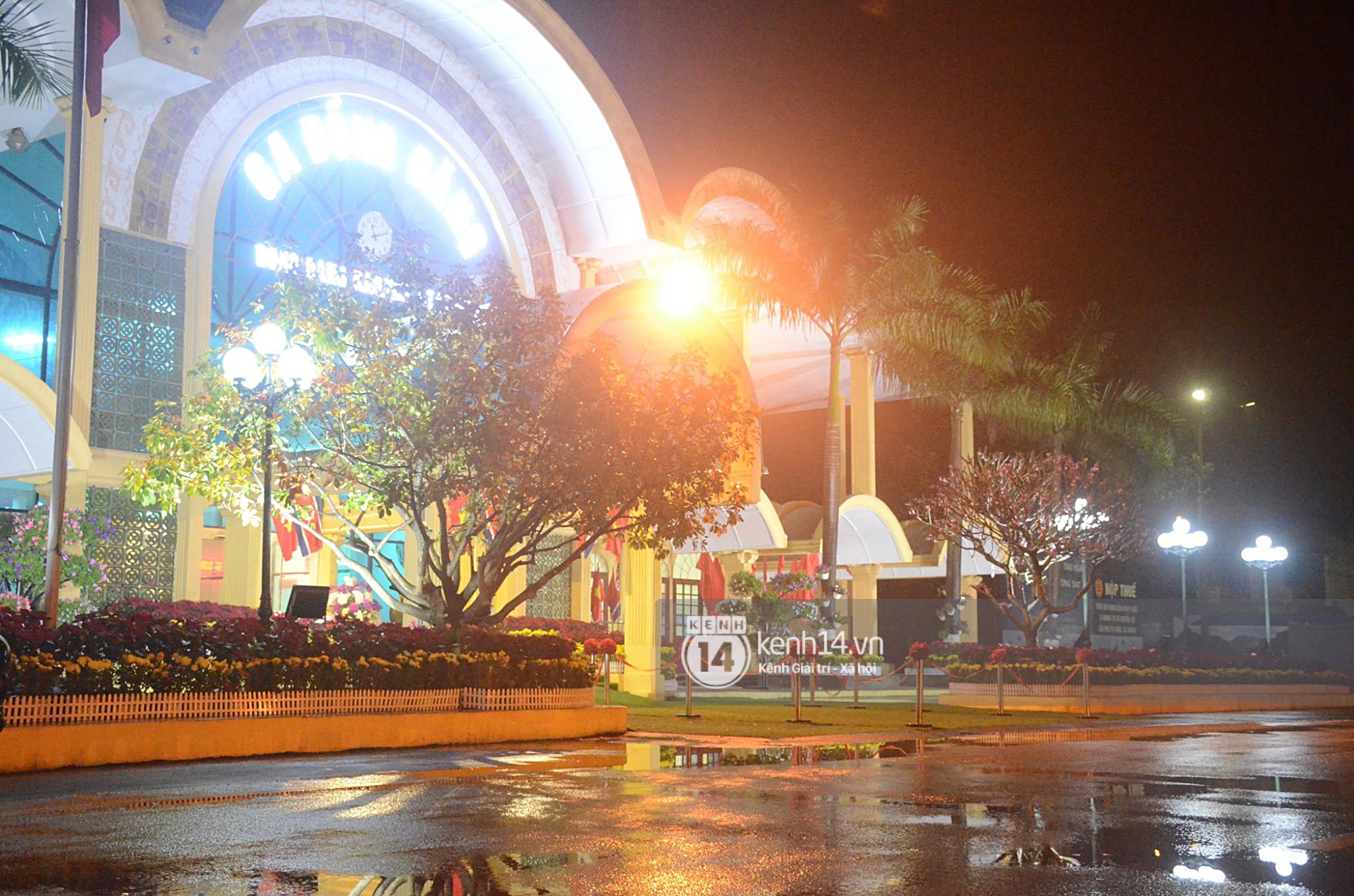 Phóng viên đội mưa, dùng thang khung nhận chỗ trước ga Đồng Đăng chờ ghi hình thời điểm Chủ tịch Kim Jong-un về nước