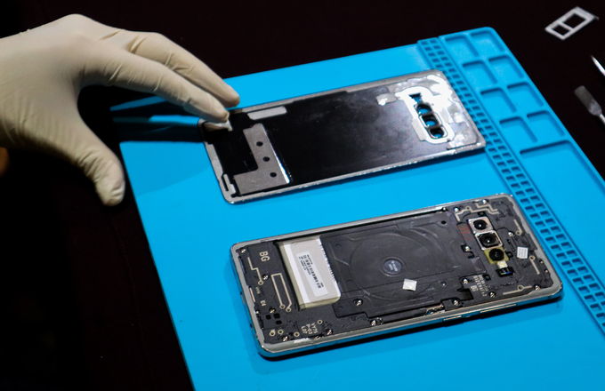 Mổ bụng Samsung Galaxy S10+ tại Việt Nam