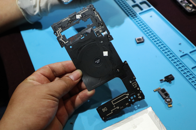 Mổ bụng Samsung Galaxy S10+ tại Việt Nam