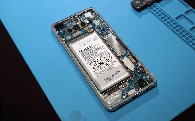 Mổ bụng Samsung Galaxy S10+ tại Việt Nam