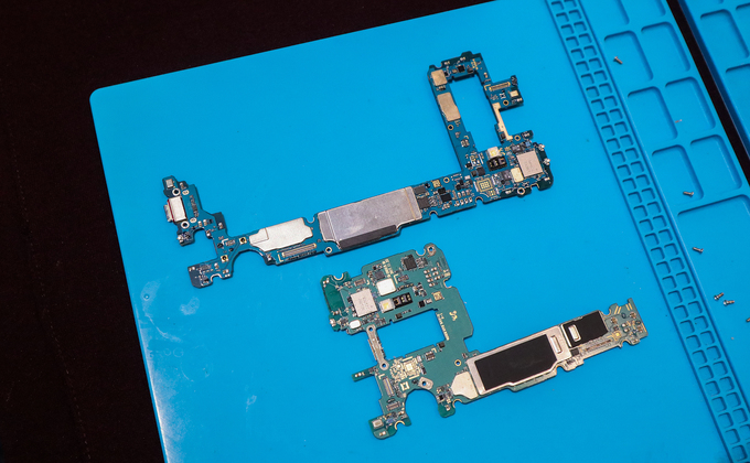 Mổ bụng Samsung Galaxy S10+ tại Việt Nam